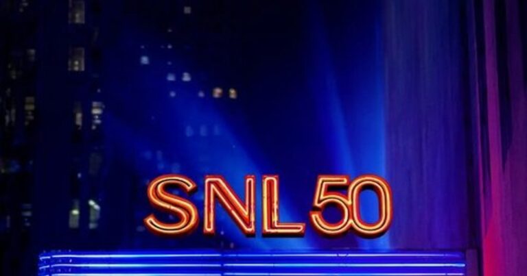 SNL50: The Homecoming Concert의 화려한 무대 공연 장면을 담은 썸네일 이미지